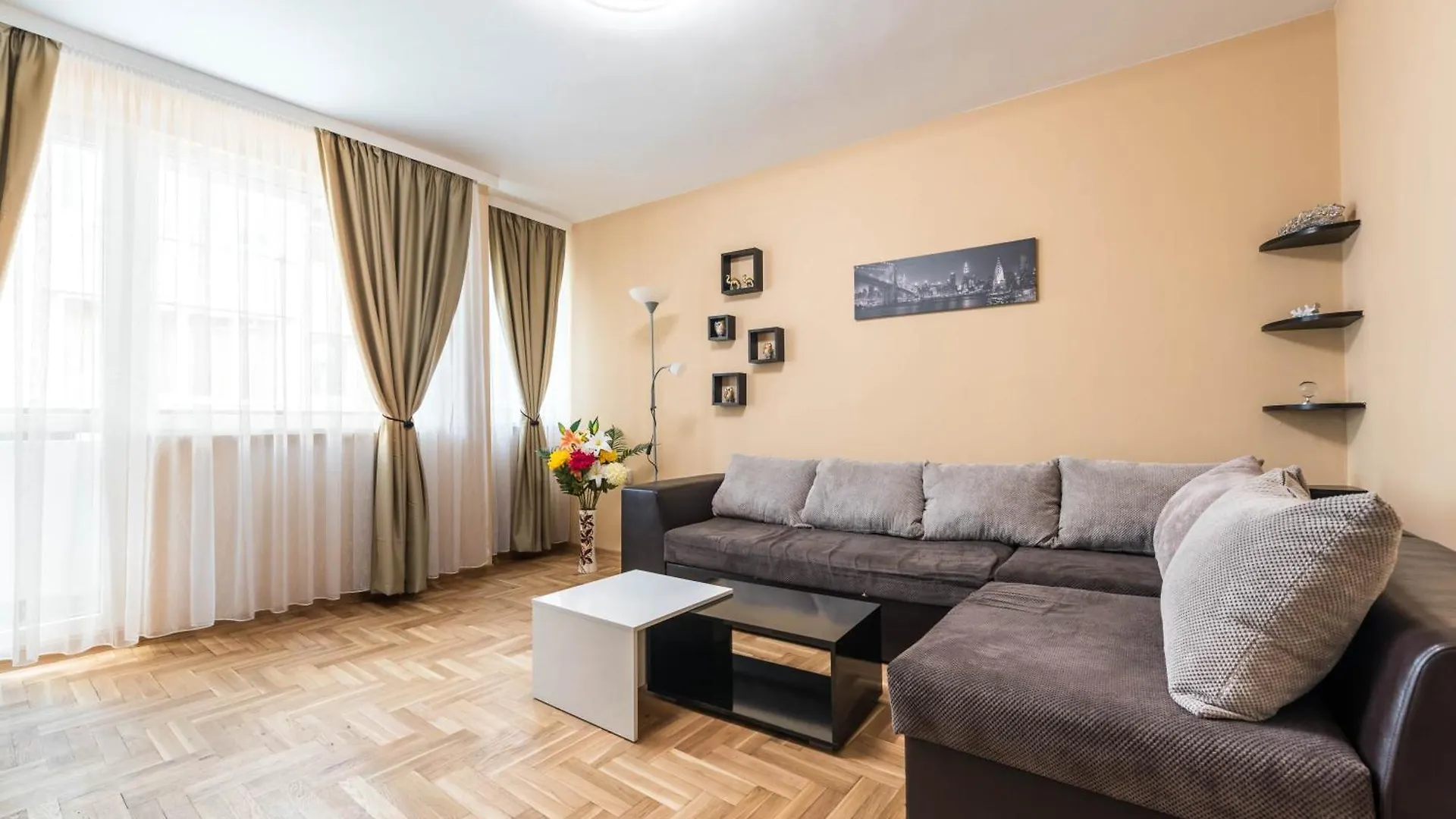 Apartment Downtown Аpartment With Free Parking